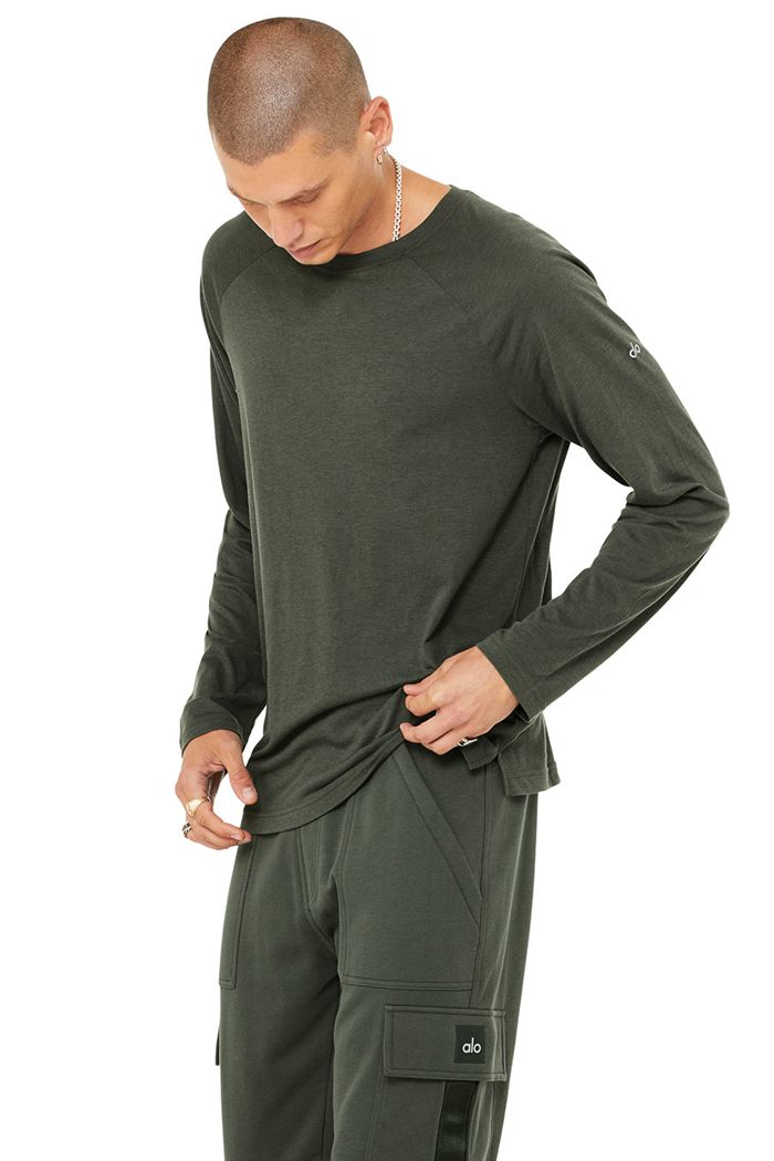 Long Sleeve Alo Yoga Triumph Tee Hombre Verdes Oscuro | 516230SAQ