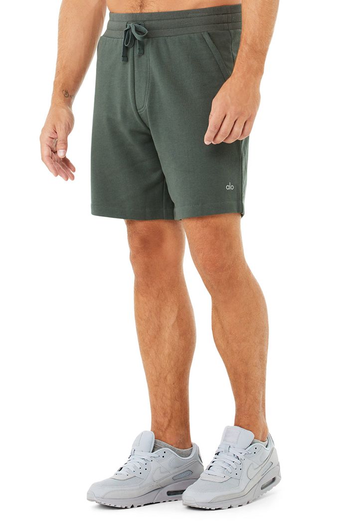 Short Alo Yoga Chill Hombre Verdes Oscuro | 236479HKE