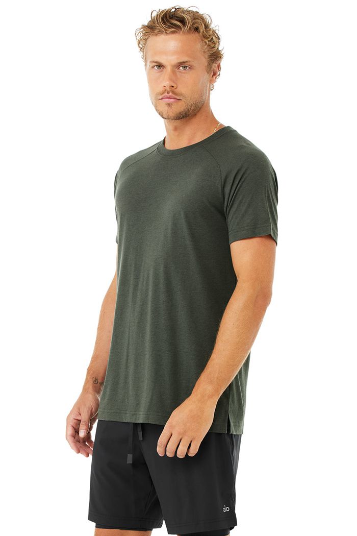 Short Sleeve Alo Yoga The Triumph Crew Neck Tee Hombre Verdes Oscuro | 014352TPM