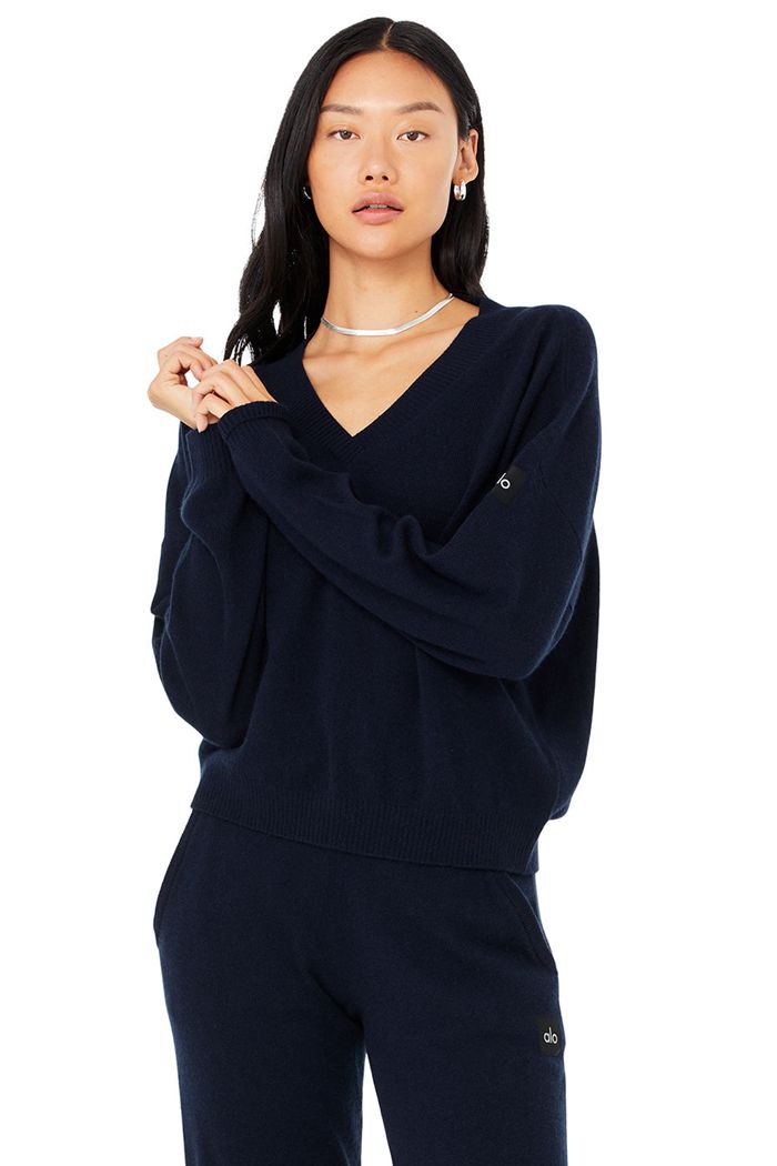 Pullover Alo Yoga Cashmere Jet Set V-Neck Mujer Azul Marino | 382701NDI